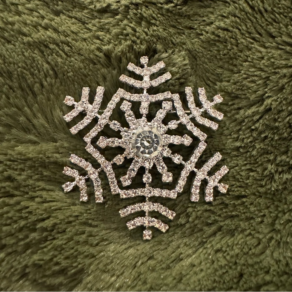 Sparkling Snowflake Brooch (Costume Jewelry)
